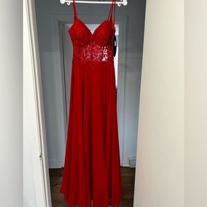 Red long dress, never worn 250$, value of 380$